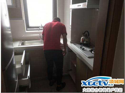 �����ƣ�&ldquo;�����Ͳ���������ǧ��;����С�������Գɽ�����&rdquo;��̫ƽ�������У�����ÿһ�η��񣬲�����Ϊ����ÿһλ�ͻ���ҵ�����ܸ����ʵķ���Ʒ�ʣ�����һ��ʹ���к͵��¸е���ʹ���ڹ����гɾ��Լ��ĻԻ͡�  7��5�գ��Ϻ�̫ƽ����������ĺ�����־Ը�������и���ԷС����Ϊ���ҦŮʿ�Է���֯־Ը��һ����Ϥ��ҦŮʿǰ��ʱ����̫ƽ�����ⷿ������������æµ��һֱ�Ҳ������ʵİ����Ա�����ڷ��&ldquo;�������ļҾ߲�˵������������Ķ������м����䡣&rdquo;Ϊ����ҦŮʿ���ʵ�����ѣ�̫ƽ�����������־Ը��������ӧ������ҦŮʿ��ҡ�  ��ҳ�����4��־Ը�����Ҷӳ�Ա����ҦŮʿ��ס��������Ĵ�����ᶫ���İᶫ������������־Ը��æµ����Ӱ��&ldquo;��ҿ���ϸ�㣬��©��ʲô!&rdquo;־Ը��СͿ�����Ŵ�ҡ�����ư�衢���С��������������ϸ���......С����ǲ������ͣ�����һ����СʱС�ĵĴ����װ����һ֧����־Ը�߰��ĵİ�Ҷ���ҦŮʿ����ס����ȥ��     ��ҦŮʿ�¼ҵ�¥�£�־Ը�����ֿ�ʼæ�Ž���Ʒ����¥��&ldquo;����Ƚ��أ����ע����!&rdquo;&ldquo;������飬���ҪС�ġ�&rdquo;־Ը�����໥�����ţ���ҦŮʿ�ܸж�������ʾ���Լ������ⷿ��һ�������ַ������飬�������ܵ���̫ƽ���˵Ĺػ�����ů��&ldquo;���Ǿ����ҵļ���һ�����Һܸ�л����&rdquo;!        ���˽⣬���˻������6��7��Сʱ��־Ը���ǰ�����Ʒ������ϸ�ѷ��ݴ�ɨ��һ�飬���ٺ�һ�в��뿪��־Ը��СͿ��ʾ��̫ƽ���˶�������һ�Żر���ᡢ�����������ģ������÷������͹�����ͬʱ���Ѱ���Щ־Ը������Լ�����ҵȥ�Դ��������ŵ���һ�����Σ�Ŭ���������������ĺ��ھӡ�