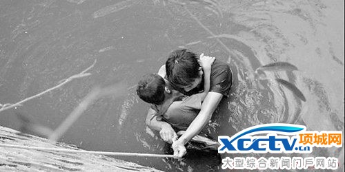 小孩落水路人合力救援