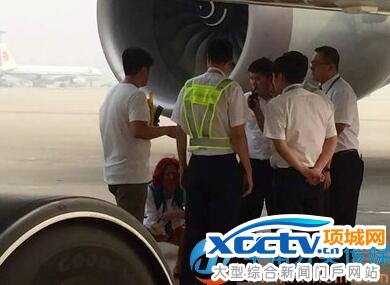 实在惊人!女子误机后冲进跑道拦飞机:我不上去别想飞