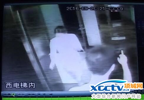 南京女子下班遭男子尾随 出电梯后发现衣服上有不明液体