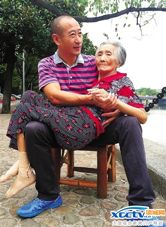 张永康与母亲在一起