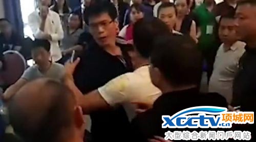 现场新华社记者与经销商吵了起来,经销商指责记者为什么问有没有发票。