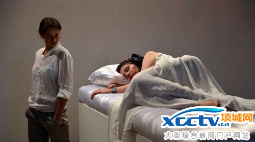 乌克兰办睡美人展览 男性将其吻醒即可迎娶