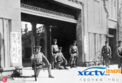 1931年9月19日,日军在占领的奉天(沈阳)兵工厂门前警戒。