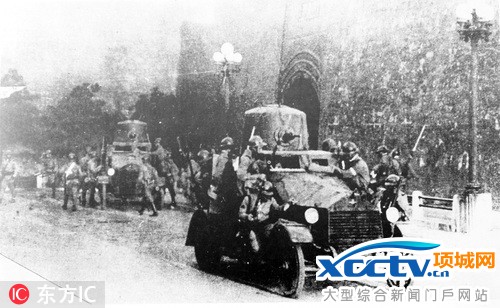 这是日军装甲车行驶在沈阳的大街上。