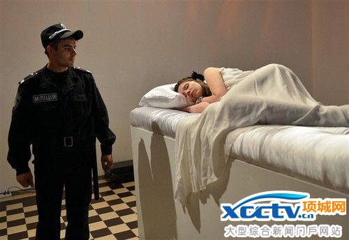 乌克兰办睡美人展览 男性将其吻醒即可迎娶