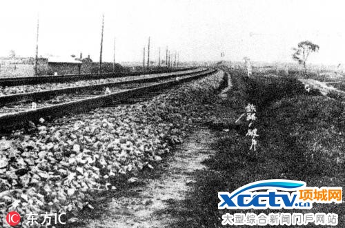 1931年,“九·一八”事变的爆炸现场。1931年9月18日夜10时20分,日本关东军自行炸毁沈阳北部柳条湖(沟)的铁路,反诬中国军队所为,开始突然袭击中国军队的驻地沈阳北大本营,并炮轰沈阳城,制造了侵略中国东北的“九·一八”事变。