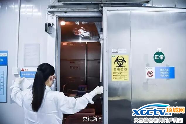 △9月20日,一名工作人员打开国家基因库零下4摄氏度冷库的门。