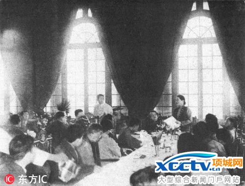 1931年9月18日,蓄谋已久的日本侵略者发东了侵华战争,中国掀起了爱国抗日热潮,民主人士纷纷响应。宋庆龄在会议上发言。