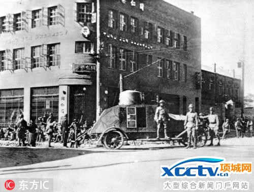 1931年“九一八”事变,奉天(沈阳)城内,准备进行街巷战的日军装甲车队。