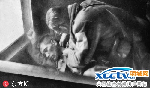 1931年11月27日,辽宁新民白旗堡,日军板仓大尉被中国抗日军队炸死在列车上。