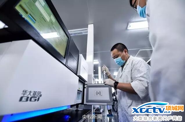 △工作人员在国家基因库操作基因测序仪测序