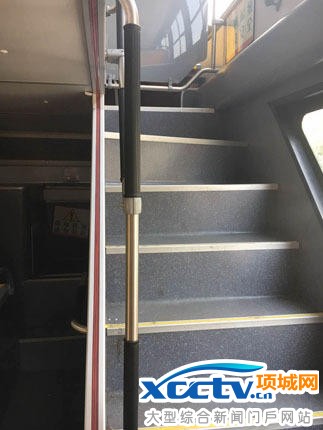 ����:˫�㹫������·���β� �������˿ʹӶ���ˤ��