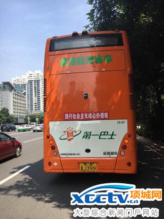 ����:˫�㹫������·���β� �������˿ʹӶ���ˤ��