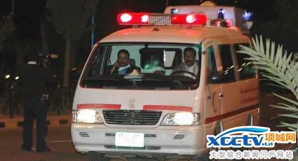 图为也门一婚礼上新娘父亲引爆手榴弹。