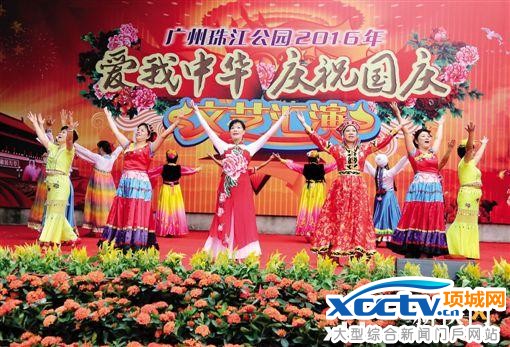 广州珠江公园举行文艺汇演,深受市民欢迎。