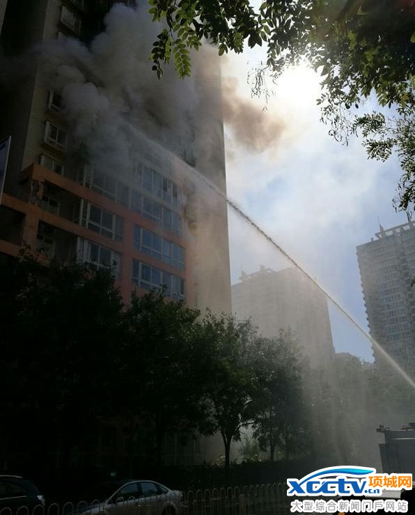 北京双井附近一小区着火 起火原因不详