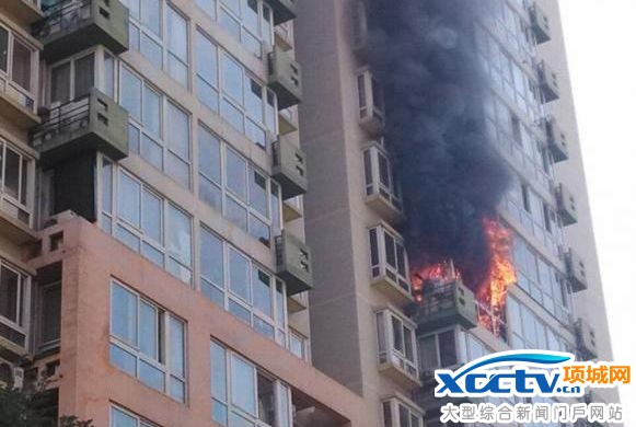 北京双井附近一小区着火 起火原因不详