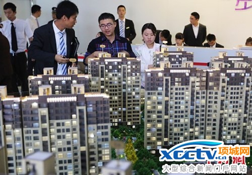 图为南京市民在一处楼盘售楼处内咨询。(资料照片) 中新社记者 泱波 摄