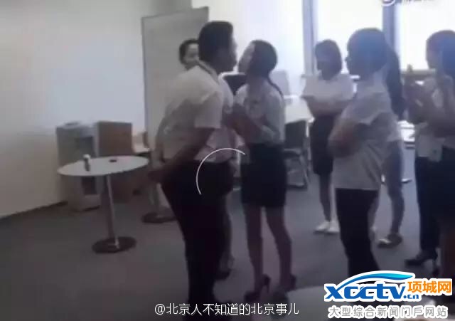 女员工每天排队吻老板 网友:咋不让男员工吻他老婆