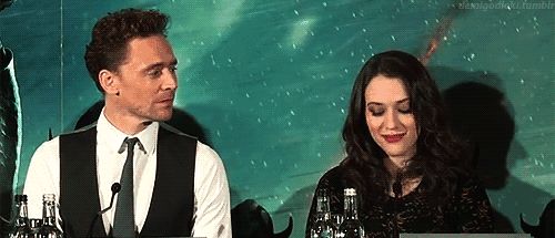 “破产姐妹”第六季强势回归 卡洛琳宣布婚讯惊喜不断