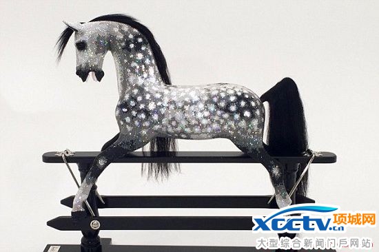 奢华玩具马镶满水晶跟阿斯顿·马丁跑车一个价(图)