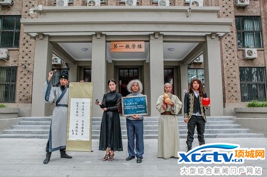 古代名人穿越进高校 居里夫人扮相甜美手持手雷