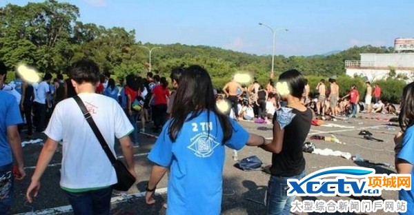 台湾高校迎新要新生脱内衣 学者:公开性骚扰画面淫秽不堪入目(组图)