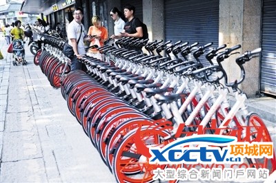 摩拜单车“橙色风暴”登陆广州,近日在中心城区街头,很容易发现这些新自行车的身影