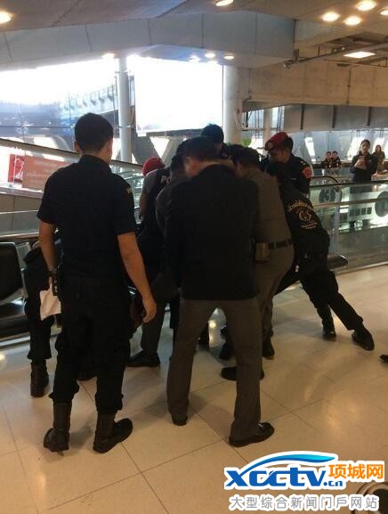 中国女游客曼谷国际机场闹事 拿刀想要自残