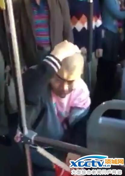 光头男公交上疑猥亵女孩