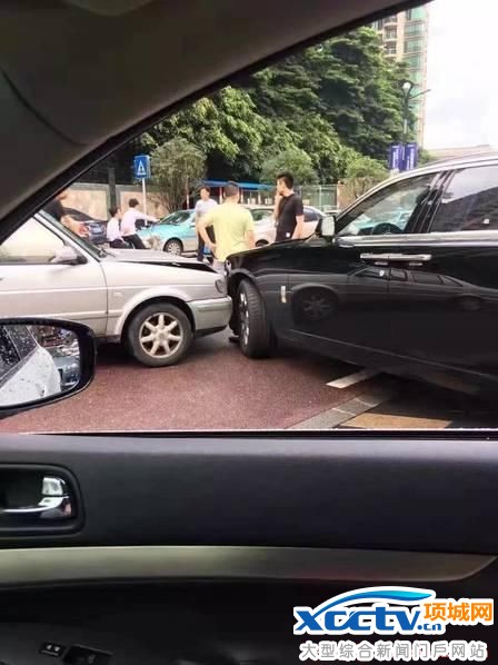 捷达撞劳斯莱斯赔60万 车主得卖房才赔得起(图)3