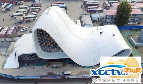 郑州又现奇葩建筑 有凹有凸酷似巨型薯片(图)