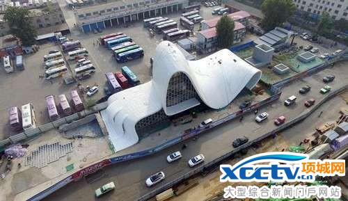 郑州又现奇葩建筑 顶部凹凸不一