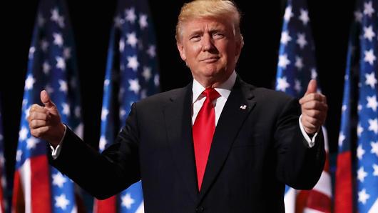 主流民调首度反超希拉里!美国民众真要送特朗普进白宫?