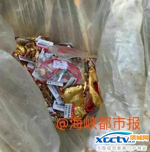 昨天(28日)下午15时许,福建长乐市江田镇烟台村一防护林里,警方终于发现了一个月前被盗金饰,百万余元被追回,案件得以圆满告破。 (来自:海峡都市报)