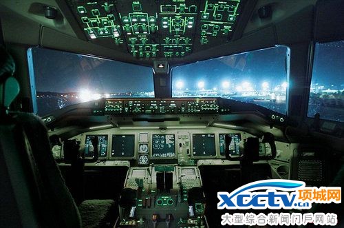 画面太污!英国飞行员在驾驶舱拍不雅照被停职1