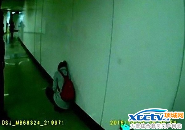 真有人被自己“丑”哭 女子嫌自己丑地铁内<a href='http://search.xinmin.cn/?q=痛哭' target='_blank' class='keywordsSearch'><p align=