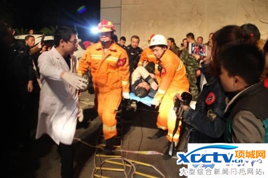 醉汉滑入30米深船闸 醉汉已无大碍