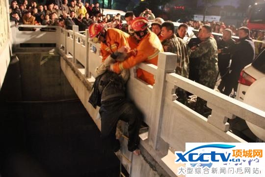 醉汉滑入30米深船闸 醉汉已无大碍