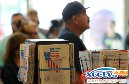 民众参加提前投票