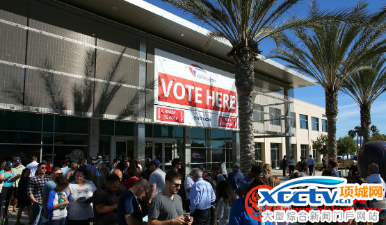 民众参加提前投票