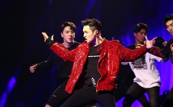 侯佩岑念错名字道歉 张艺兴:没事的姐姐