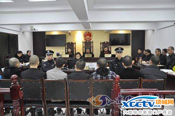 成都商报客户端11月13日消息,预谋绑架千万富翁,胁迫其杀害乞丐,再以此威胁长期索要钱财……在犯罪嫌疑人杨某某等6人看来,他们策划了一个完美的“犯罪计划”。不料,刚开始绑架便遇到老板强烈反抗,杨某某等人遂将该老板杀害。11月11日上午,四川乐山市中级人民法院依法对备受关注的沐川建筑老板被绑架案进行了公开宣判,被告人杨某某犯故意伤害罪、故意杀人罪、强奸罪(另案)、抢劫罪(另案);数罪并罚,决定执行死刑,缓期两年执行,剥夺政治权利终身,并处罚金人民币1.5万元;其余8名被告人分别判处有期徒刑八年至二十年不等。