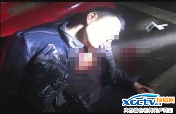 2014年12月9日晚10时许,沐川县公安局接到群众报警称,该县法院旁边的柑子巷有个人躺在两辆车之间全身是血。事发后,沐溪派出所民警迅速赶到现场,经120急救医生诊治确定受害人身上有明显刀伤,已死亡。有民警和部分围观群众认出,死者是沐川县某建筑工程公司的老板黄某某,今年50岁。次日凌晨6时许,民警在武圣乡草坪村一公路上发现翻覆的白色无牌轿车,车内无人,但发现了刀具、胶布等物品。随后不久,6名犯罪嫌疑人先后被公安机关抓获归案。