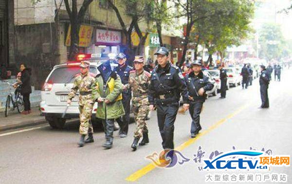 据办案民警介绍,经审讯查明,2014年12月5日,犯罪嫌疑人杨某某以开设赌场为由,纠集其狱友邹某某、王某某以及刘某、李某某和谢某某到沐川。但慑于警方打击,开设赌场计划破灭。于是,6人策划绑架勒索钱财,听说沐川一建筑公司的老板黄某某是千万富翁,便把黄某某作为主要目标,谋划将其绑架后,逼迫其杀害乞丐,并用手机记录过程获取“证据”,想以此作为把柄,长期从黄某某处谋求经济利益。“他们想把黄老板作为永远的‘提款机’。”办案民警介绍。2014年12月9日21时许,刘某跟踪黄某某到柑子巷后通知杨某某,杨某某随即安排王某某、李某某、谢某某前往蹲守。22时许,黄某某在开车门欲上车时,三人立即持刀上前,分别控制其头部和双手,刘某随后驾车上前接应。“但黄老板身材比较魁梧,他极力反抗,三人没控制住。”办案民警介绍,见绑架不能得逞,又怕事情败露,三人遂用手中刀具在黄某某身上一阵乱刺,随后逃离现场。