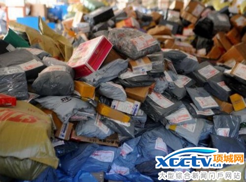 男子偷听快递员打电话后假装货主冒领快递