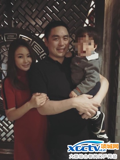 王泉仁(中)抱着儿子,左为麻衣.翻摄麻衣脸书
