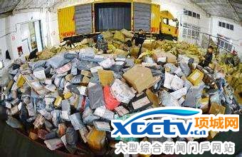 男子偷听快递员打电话后假装货主冒领快递