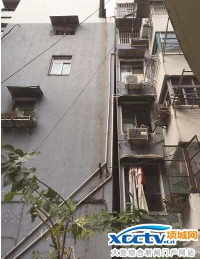 南京冒出楼靠靠